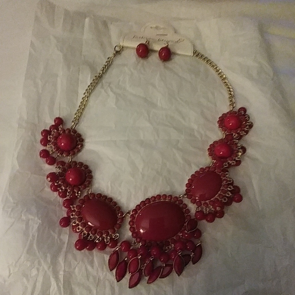 WOMEN'S FASHION NECKLACE AND EARRINGS